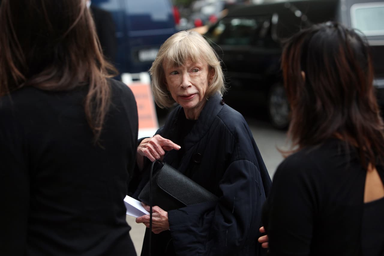 <b>Joan Didion, 87 años</b>
<br>
<br>Escritora
<br>
<br>(5 diciembre 1934 – 23 diciembre 2021)
<br>
<br>Esta venerada autora y ensayista es responsable de clásicos como ‘El álbum blanco’ y ‘El año del pensamiento mágico’. Era considerada una aguda crítica de su tiempo. 
<br>