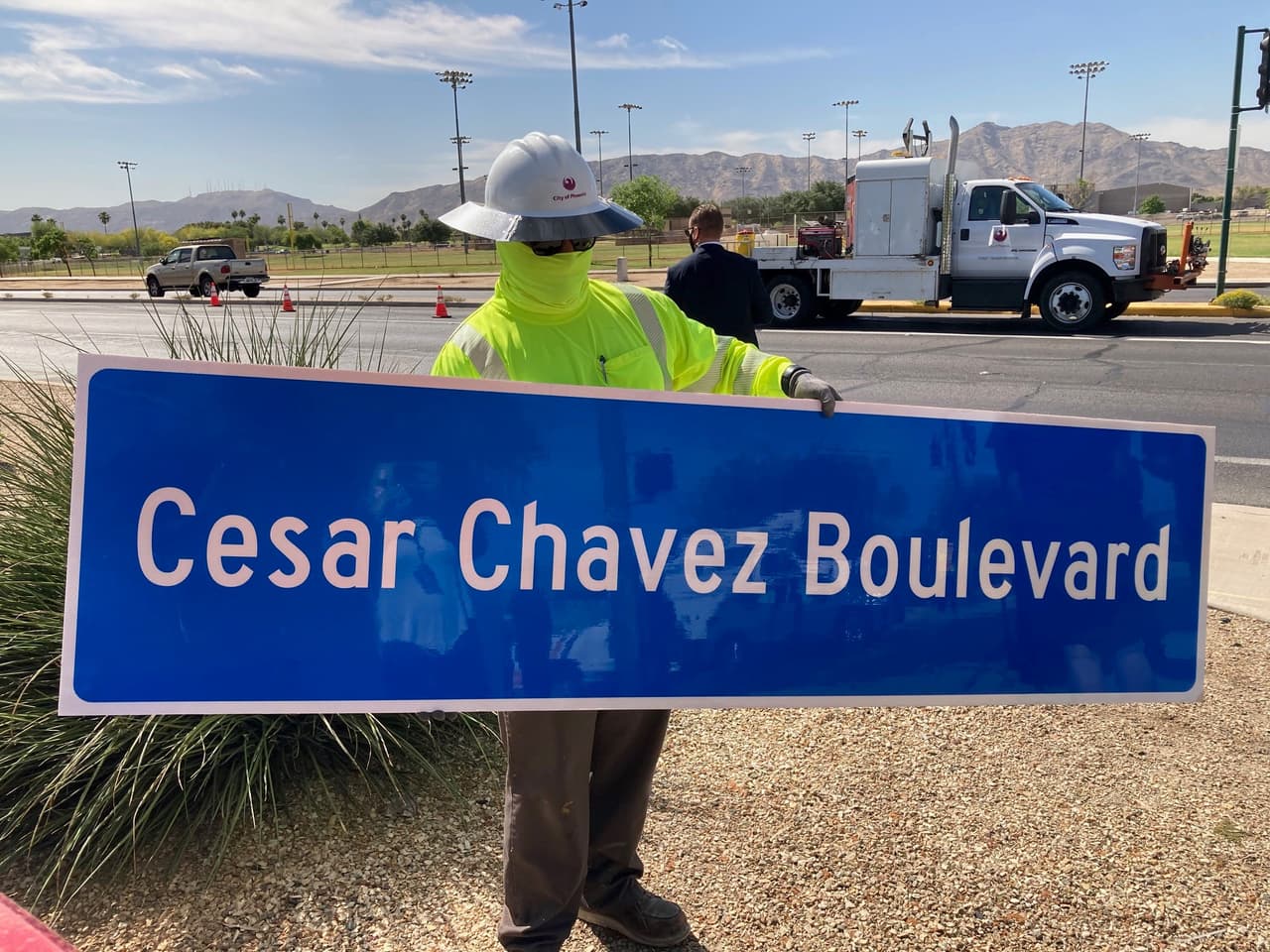 <a href="https://twitter.com/CityofPhoenixAZ/status/1390085162424315908" target="_blank">Hay nuevos letreros en una calle principal al sur de Phoenix</a> ya que el Concejo Municipal aprobó agregar 
<i>letreros ceremoniales </i>a lo largo de la Baseline Road en honor a César Chávez.
<br>