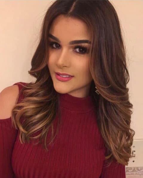 El vino tinto es un color no tan fácil de llevar pero Clary supo encontrar el balance perfecto entre su ropa y maquillaje.
<br>