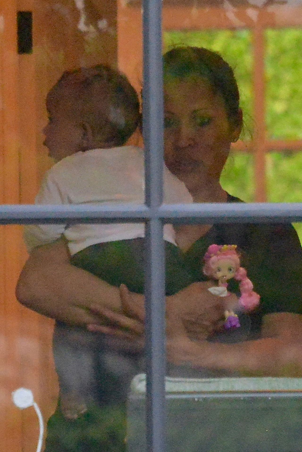 El bebito salió con la nanny a jugar con otros bebés.