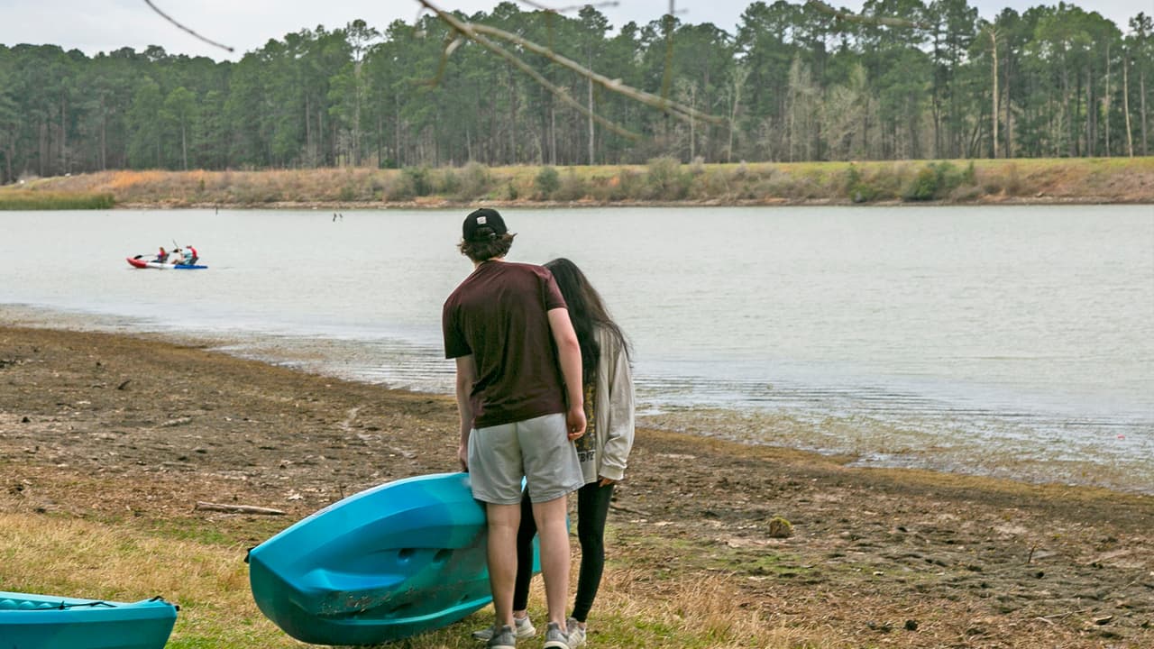 Rentar una canoa para recorrer el enorme lago.