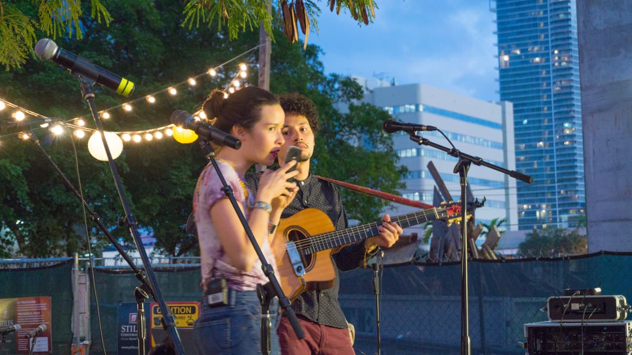 Originalmente conformada por Catalina, Santiago, Nicolás y Camilo Parra, este último dejó Monsieur Periné en 2014 debido a desacuerdos dentro de la banda. En aquel año, el cuarteto comenzó a experimentar con la música y ya tocaban varios géneros latinos. De ese modo, empezaron a definir su estilo y su voz propia.