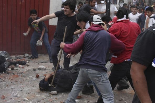 Ante la resistencia de los pobladores, la policía resguardó la zona. Foto tomada de Twitter.