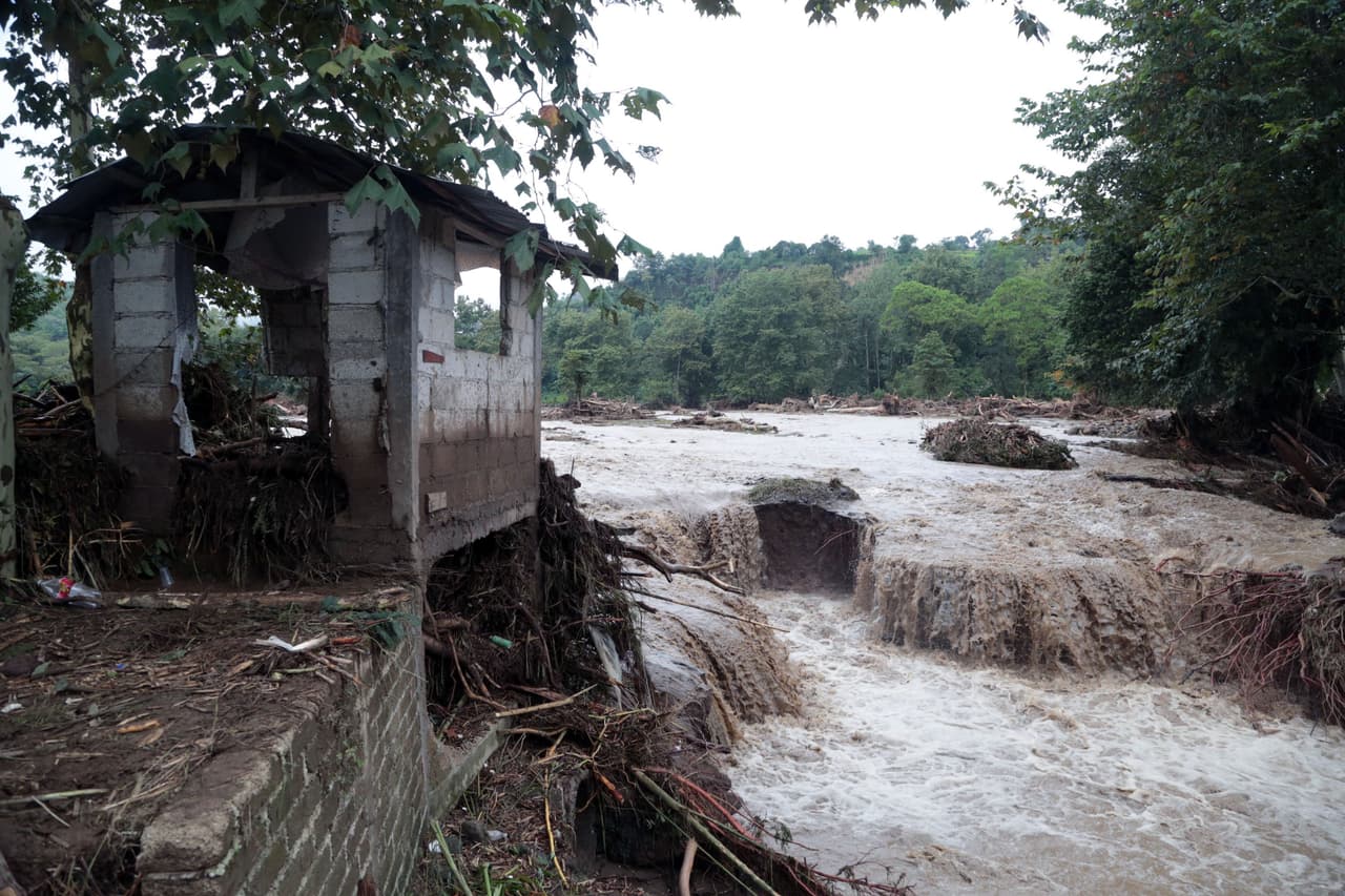 En la comunidad de Tlaola decenas de casas quedaron destruidas por la fuerza del agua.
