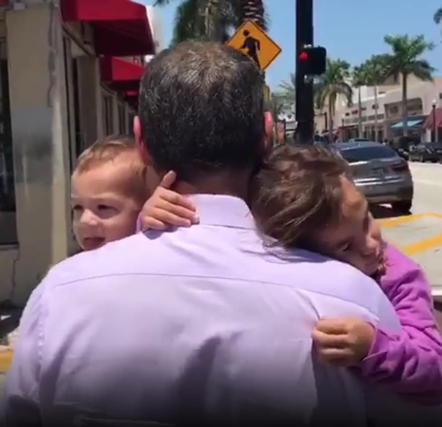 Alan trata de pasar el mayor tiempo con sus "cachorros", como les dice de cariño a sus hijos. Pero algunas veces tiene que salir a atender asuntos lejos de casa, y aunque no pierde contacto con su familia, a su regreso, Liam y Michelle no se le separan.
