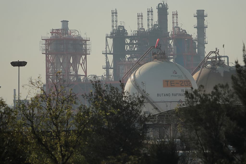 9.- Pemex (Petróleos Mexicanos) ocupa el sitio nueve en la lista de 
<i><a href="http://climateaccountability.org/pdf/CAI%20PressRelease%20Top20%20Oct19.pdf">CAI</a></i> como la empresa productiva del estado mexicano que acumula 22,645 toneladas de equivalente de dióxido de carbono durante el periodo de tiempo analizado, es decir, 
<b>es responsable del 1.67 por ciento de los gases contaminantes producidos durante los últimos 52 años en todo el mundo</b>. Pemex emitió más contaminantes de Petróleos de Venezuela, PetroChina o Peabody Energy de Estados Unidos y fue superada por compañías como Chevron y Exxxon Mobil de Estados Unidos o BP de Reino Unidos. 
<br>