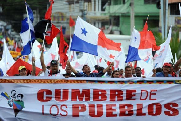La gente marcha en el marco de la Cumbre de los Pueblos, a realizarse de forma paralela a la VII Cumbre de las Américas.