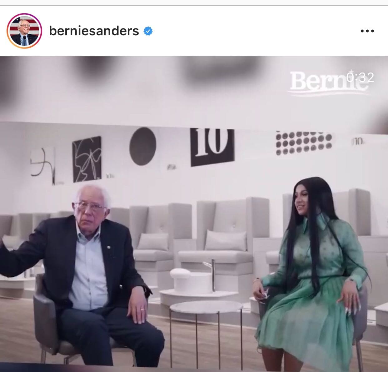 De acuerdo a 
<b><a href="https://www.etonline.com/cardi-b-sits-down-with-bernie-sanders-to-talk-politics-and-encourage-political-engagement-among">ET Online</a>,</b> el objetivo del encuentro de Cardi B y Bernie Sanders fue para alentar un 
<b><a href="https://www.univision.com/shows/el-gordo-y-la-flaca/cardi-b-ataca-con-preguntas-politicas-a-una-senadora-que-tan-solo-buscaba-una-foto-con-la-rapera-video" target="_blank">mayor interés en la política</a></b> entre una nueva generación de jóvenes votantes.
<br>