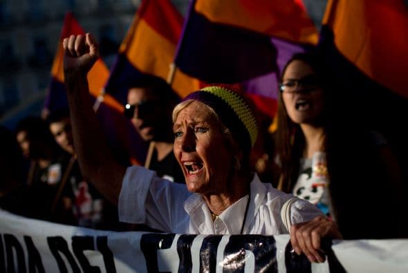 “Esta es nuestra bandera”, “No hay dos sin tres, República otra vez” o “Juan Carlos acelera, que viene la tercera”, coreaban los manifestantes.