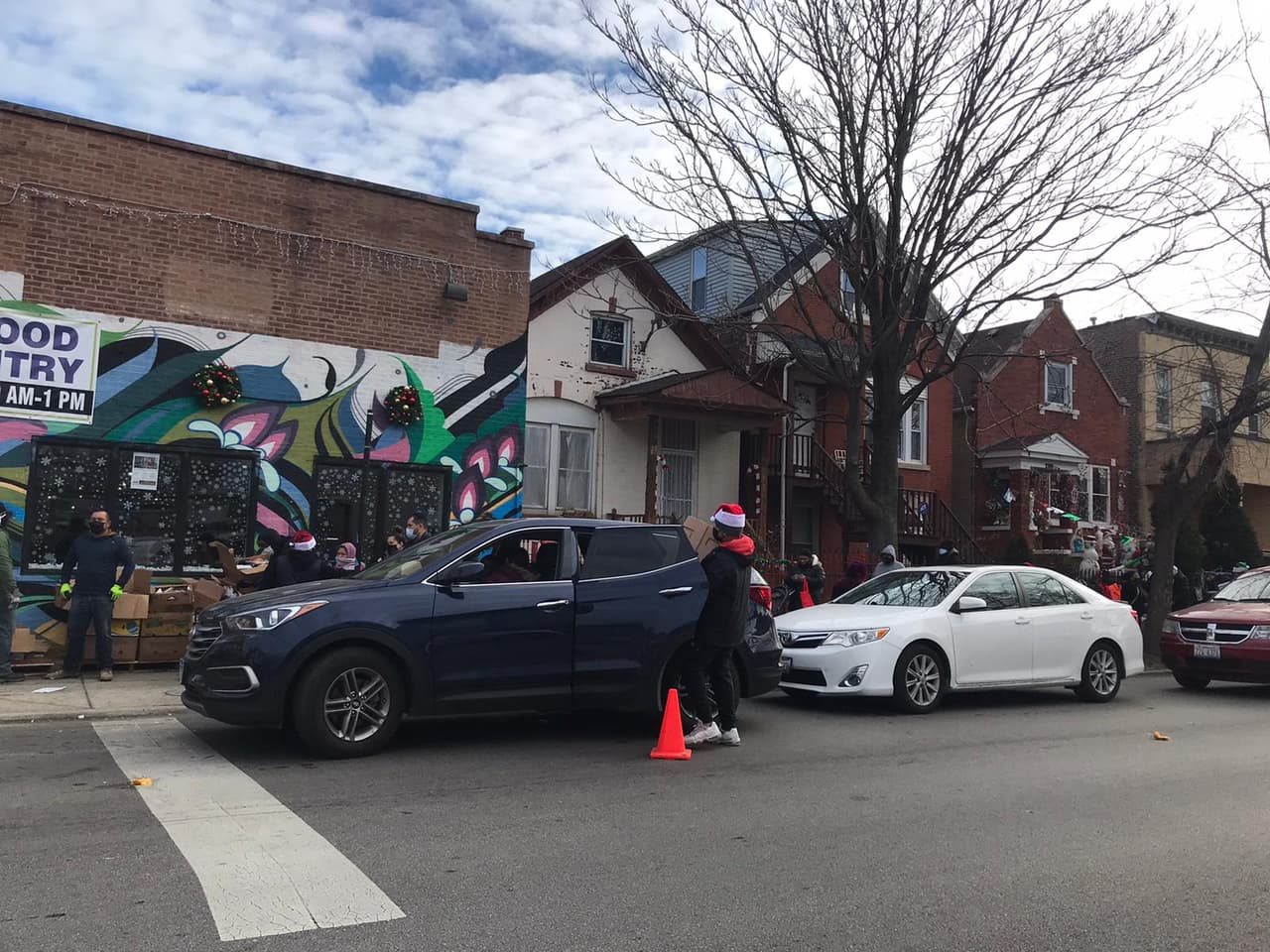 “Tenemos familia que este el único lugar donde pueden venir por comida. Como comunidad tenemos que responder”, dijo Matt De Mateo, director Ejecutivo de New Life Centers.
<br>
<br>
<br>