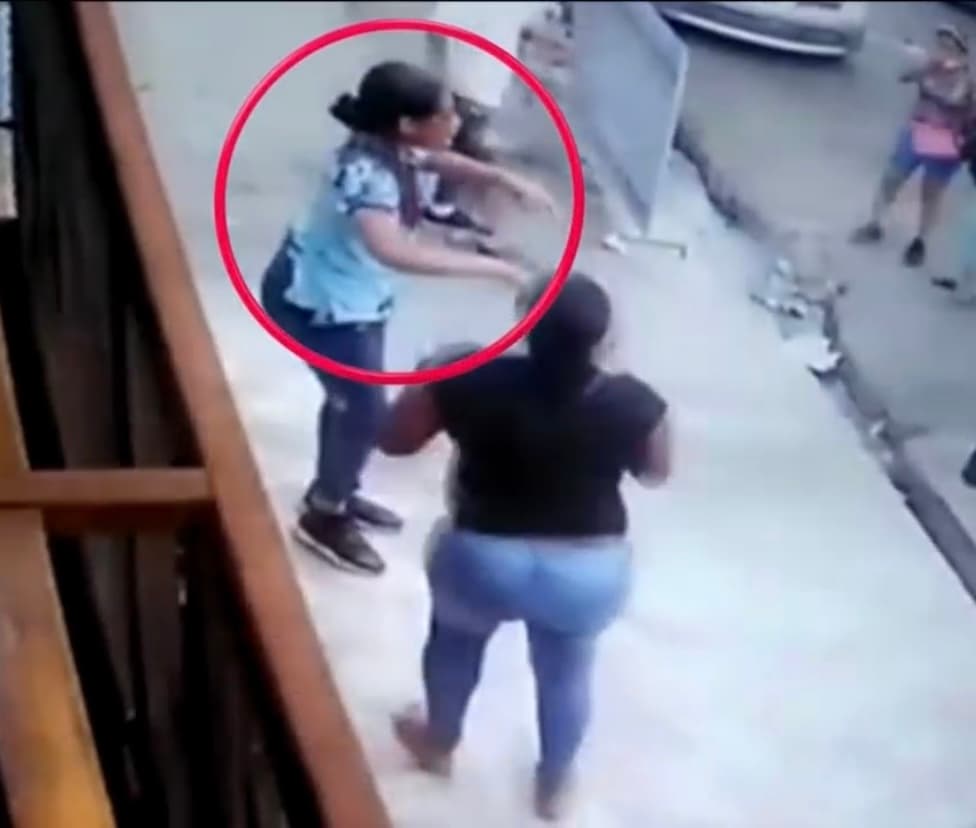 En videos de cámaras de 
<a href="https://www.univision.com/temas/seguridad">seguridad</a> se pudo ver la angustia de Yocayri que se bajó del coche todavía incrédula de lo que acababa de ocurrir, 
<b>mientras el cuerpo le ardía como nunca antes y veía como los pedazos de su ropa iban cayendo como hilachas. </b>
<br>
<br>