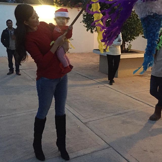 ¡Dale, dale, dale...! ¡Qué tal Baby Giulietta acabando con la piñata! (26 de diciembre, 2015).