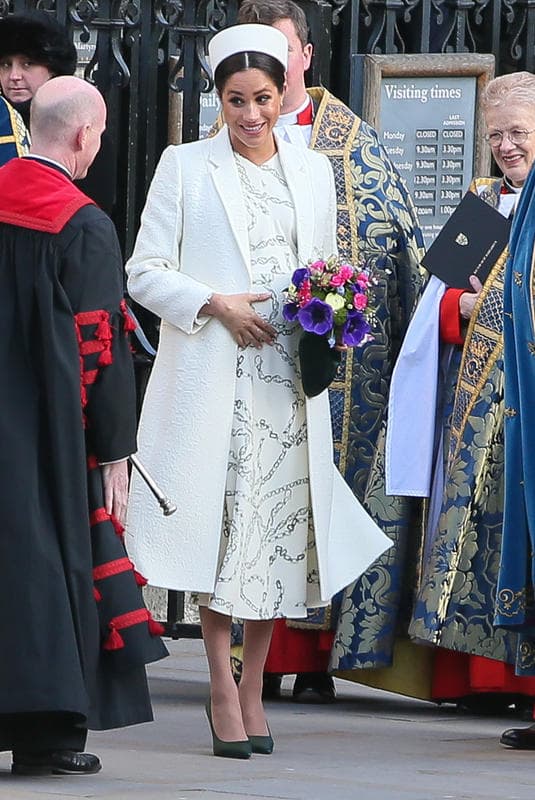 En recta final de su embarazo, Meghan Markle lució un vestido de corte midi, estampado.