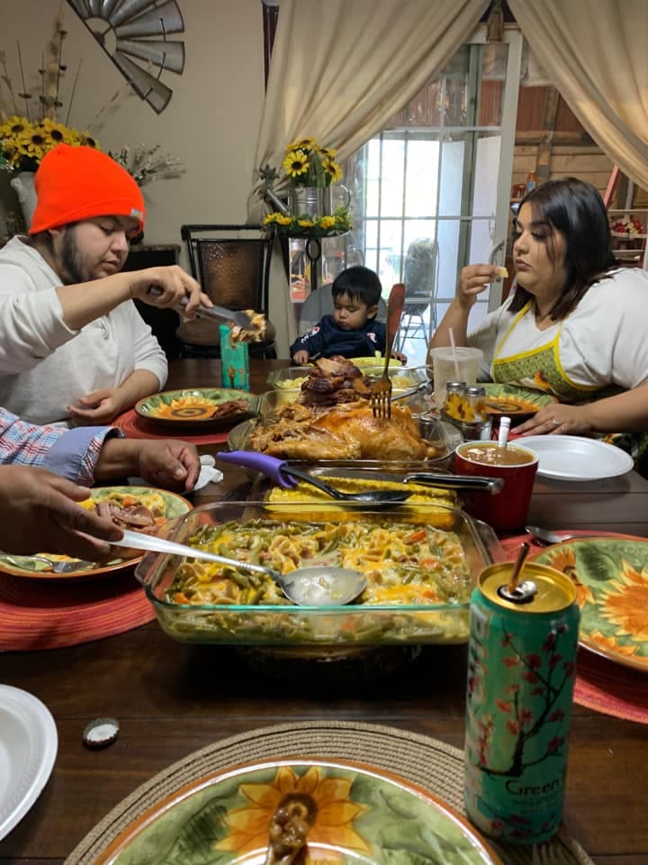 La familia de Marcedalia Siller disfruta de su enorme pavo con unos deliciosos complementos.