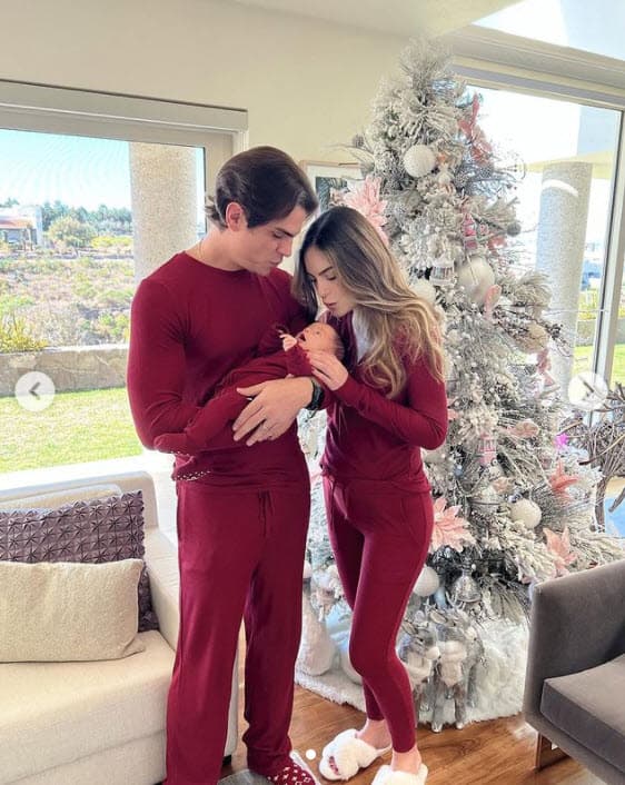 "Quedó súper bien, 
<b><a href="https://www.univision.com/famosos/ximena-navarrete-hija-juan-carlos-valladares-cuando-nace" target="_blank">muy pequeña y no está a la vista</a></b>", dijo la exreina de belleza de 33 años.
<br>
