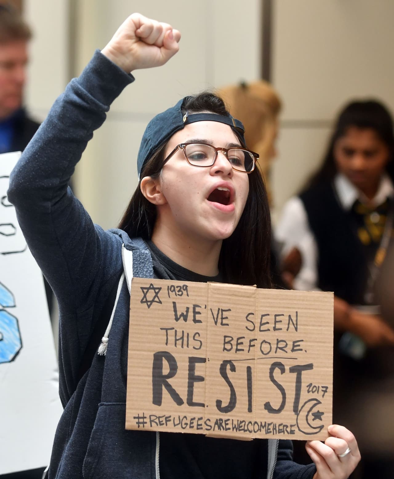 Manifestantes se reunieron en el aeropuerto internacional de San Francisco para protestar contra la orden ejecutiva firmada por el presidente Donald Trump que prohíbe la entrada de inmigrantes de siete países con mayoría musulmana a Estados Unidos durante los siguientes 90 días.