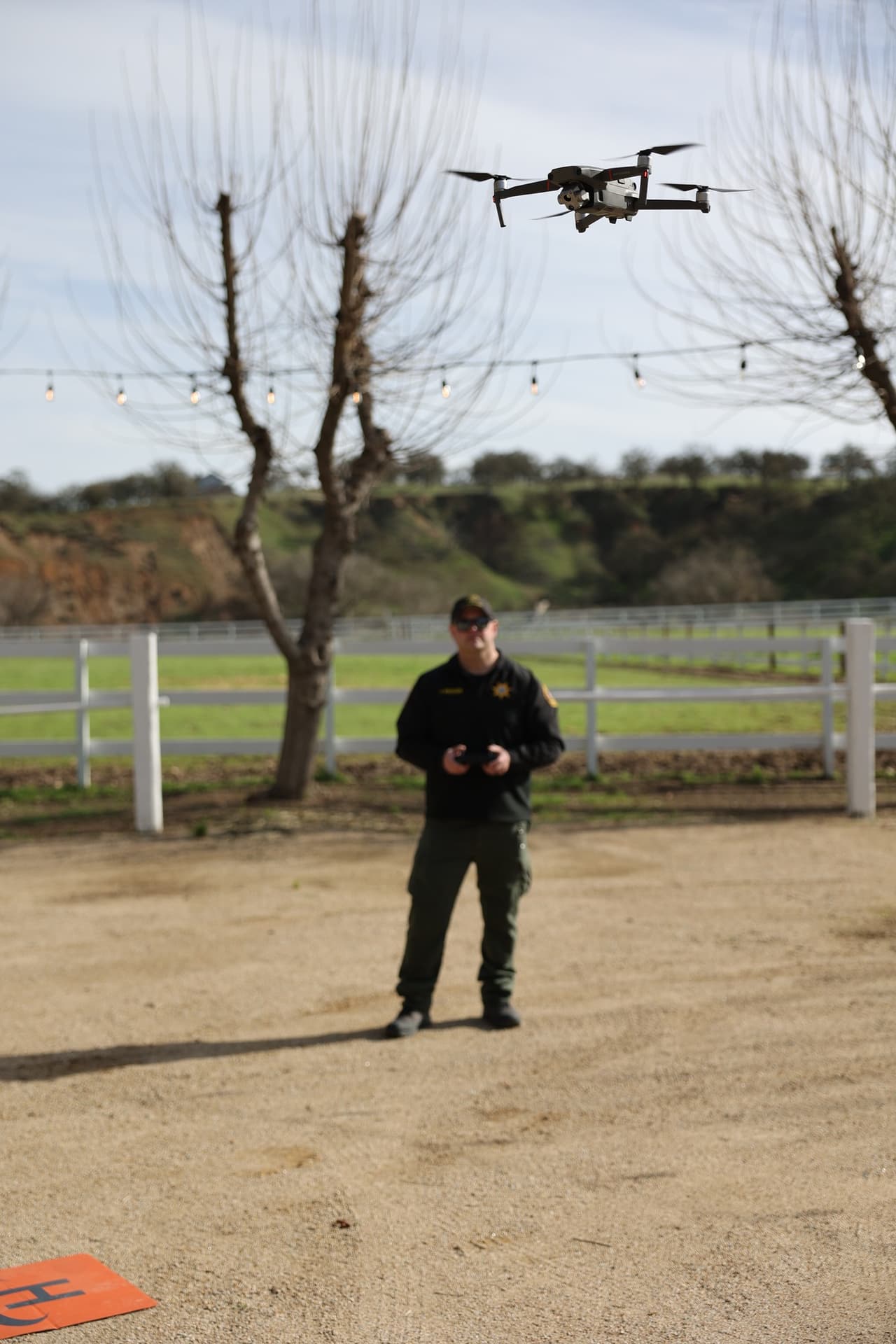La oficina del Sheriff recurrió a drones para tener una búsqueda más amplia.
