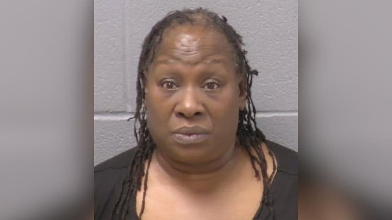 Acusan a abuela de Romeoville de golpear a dos nietos y exigirles tareas "sin parar" durante años
