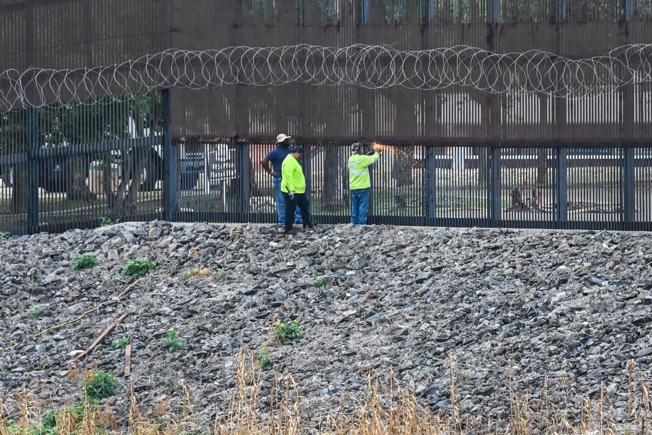 Trabajadores reparan un orificio en la valla fronteriza cerca de Brownsville, el 15 de marzo. A pesar del tratamiento menos severo con los solicitantes de asilo del gobierno de Biden, el presidente pidió a los migrantes que no vengan a la frontera y que un programa de solicitudes de asilo se instalará en sus países de origen. "No vengan (...), no dejen su ciudad o comunidad", 
<a href="https://www.univision.com/noticias/inmigracion/joe-biden-inmigracion-frontera-eeuu-andrew-cuomo-entrevista-abc"><u>dijo Biden en una entrevista con ABC News</u></a>, dirigiéndose a los migrantes.