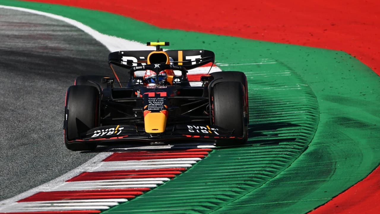 Los Mercedes chocan; Verstappen con la pole y Checo en cuarto en Austria