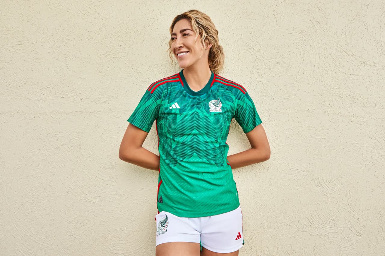 El jersey asemeja las plumas del quetzal y honra el pasado de México. Los vivos en rojo sobre los hombros y a lo largo de la costura en los costados añade carácter y la garra que caracteriza al Tri.