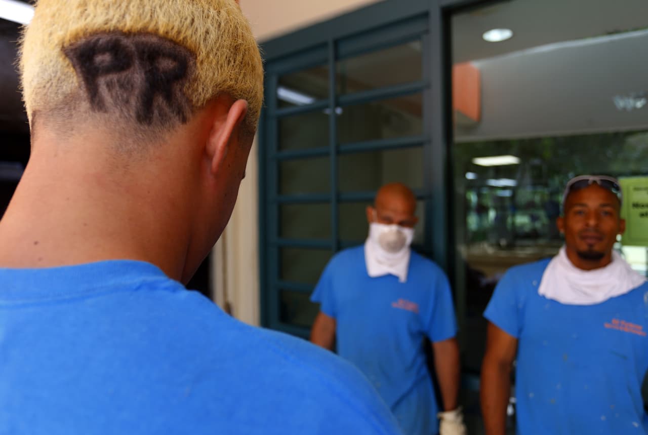 Las barberias no se dan abasto para atender a todos los que quieren unirse a esta moda, algunos que incluso llevan marcadas las letras de Puerto Rico en el corte de cabello. (EFE)