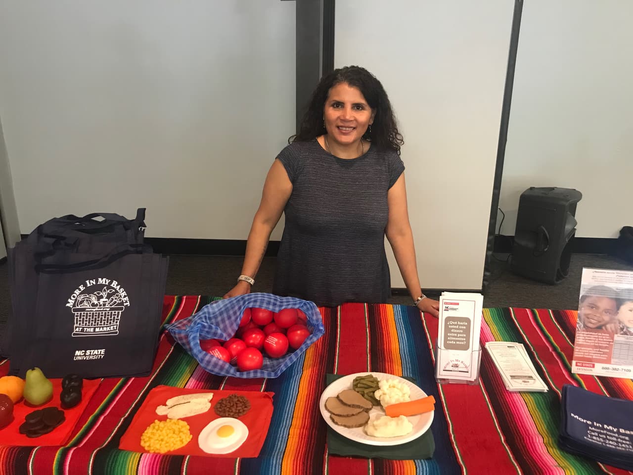 En tiempos de coronavirus, han aumentado las solicitudes de ayuda alimenticia. Mayra Rangel, especialista en difusión bilingüe de la iniciativa “Más en mi canasta”, comentó que han registrado un aumento considerable de llamadas desde el inicio de la pandemia.