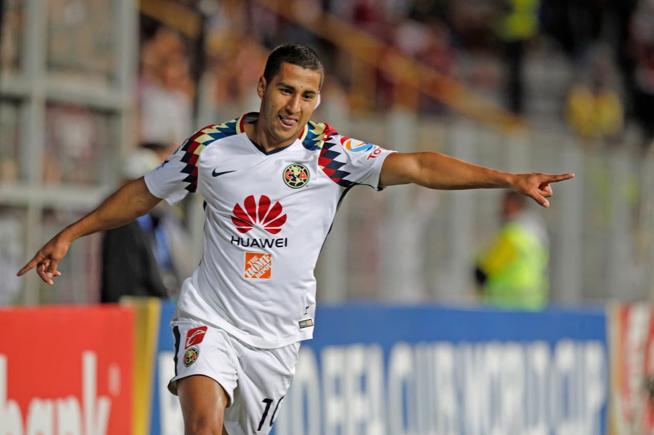 Luego de un estupendo pase de Oribe Peralta, a espaldas de la defensa local, el paraguayo corrió en velocidad, entró al área y de pierna derecha mandó la pelota al palo más lejano del portero.