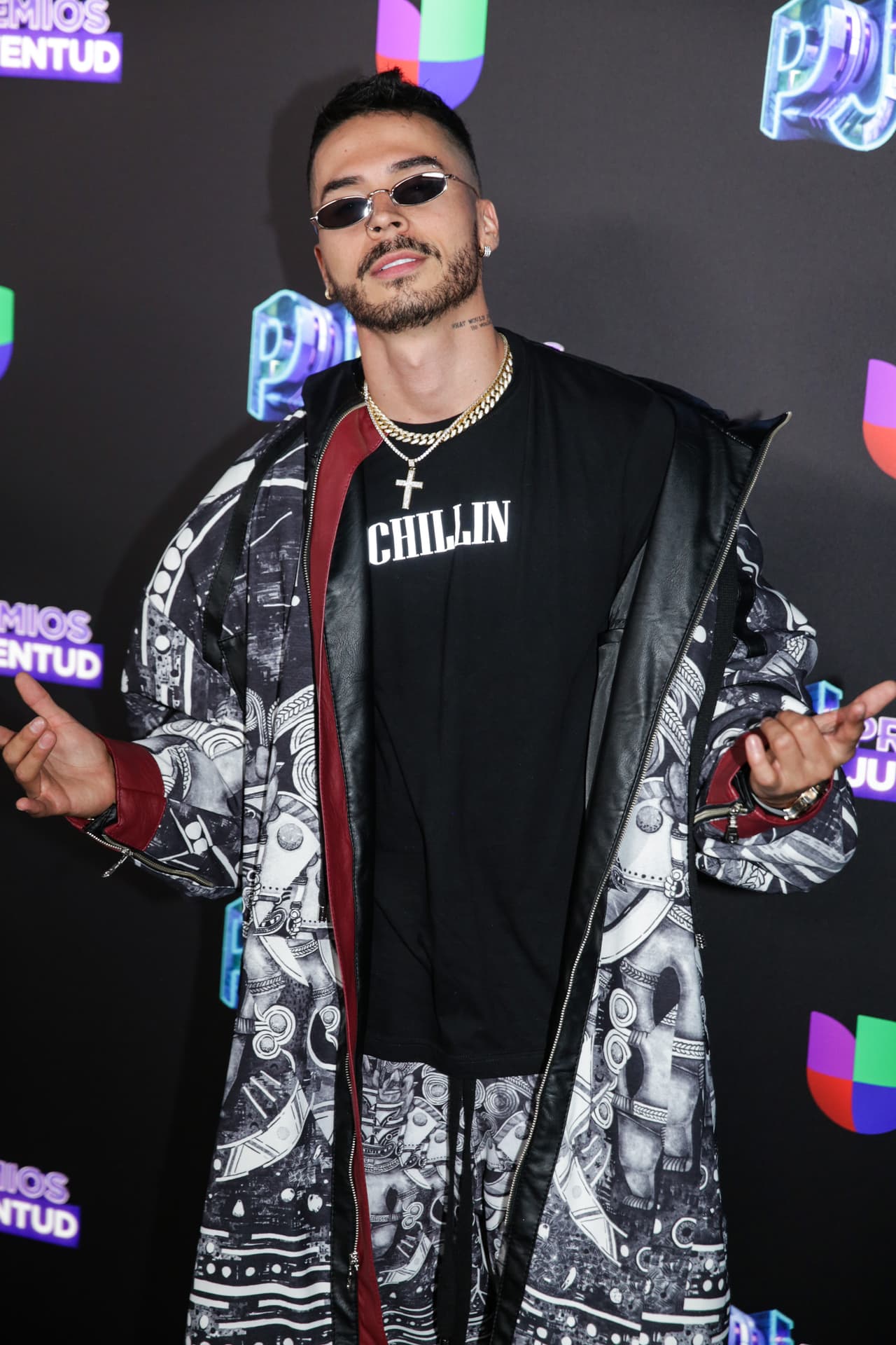 El conjunto estampado de Reykon muy ad hoc al estilo de la fiesta de Premios Juventud.