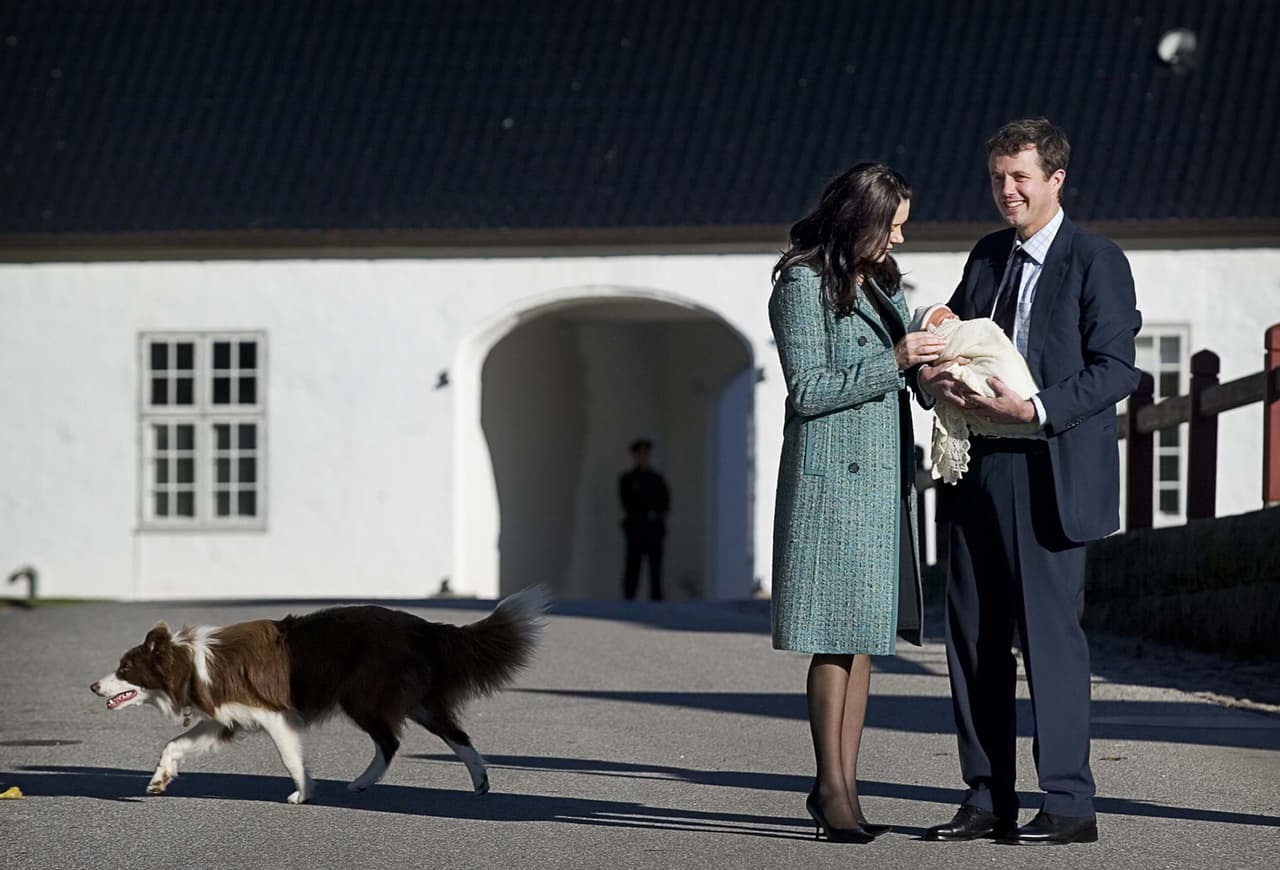 <b>18 octubre 2005</b>
<br>En Dinamarca, la princesa Mary y el príncipe Frederik presentaron a su recién nacido frente al castillo Fredensborg que es el segundo en línea de sucesión tras su padre.