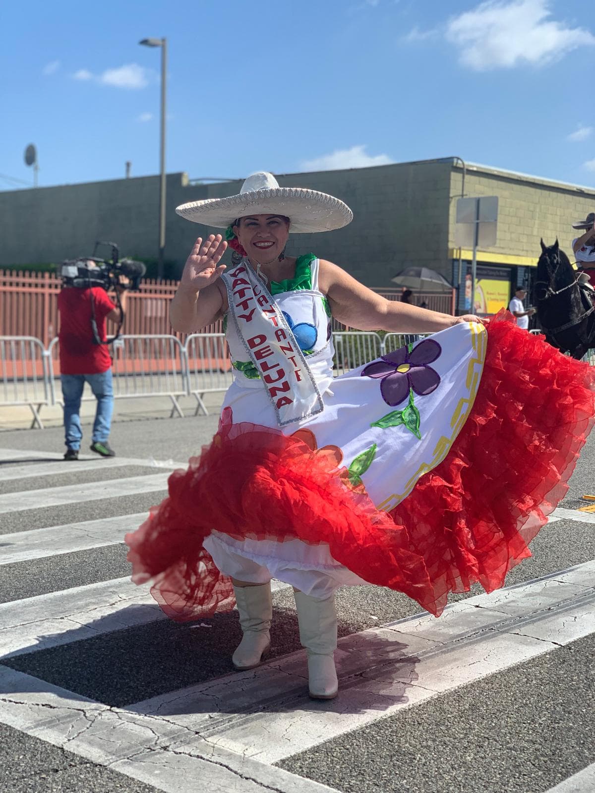Y las representantes de las escaramuzas, también mostraron la belleza de sus coloridos vestidos, sombreros y botas.