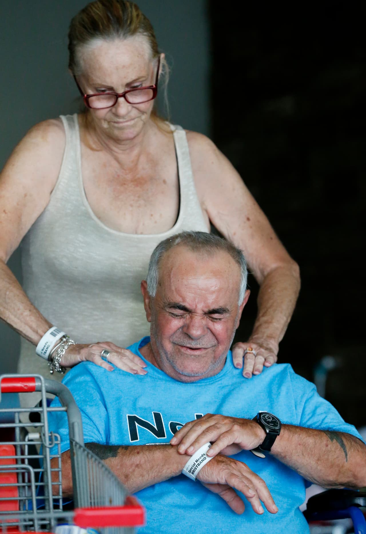 Sandra McKenna le da un masaje a Segundo Garcia, mientras aguardan en un refugio.