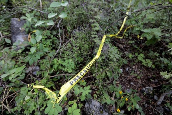 Vista de una de las fosas clandestinas en Pueblo Viejo, en las afueras de Iguala.