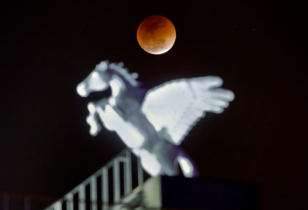 La llamada 'luna de sangre' también se observó en Islamabad, Pakistán. Así lució sobre la decoración del techo de una residencia de la zona.