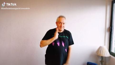 "Sí, honestamente sí", dijo sin rodeos, "con las influencias y poder que él tiene, pudo llevar a su papá a un mejor hospital o con mejores cuidados. 
<b><a href="https://www.univision.com/famosos/gael-garcia-dedica-carta-fallecido-padre-emotivos-recuerdos-ninez-fotos" target="_blank">Si hubiera querido, hubiera hecho algo</a></b>". 
<br>