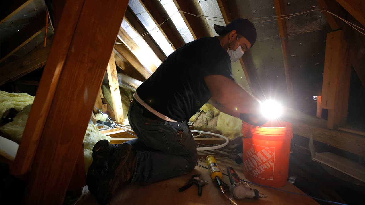 Muchos residentes vieron como las tuberías de sus casas se congelaron y luego se rompieron al no resistir las gélidas temperaturas.