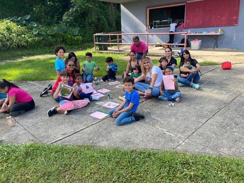 Desde los primeros días de los fuertes terremotos de enero, Marichal y De Jesús Arvelo han estado llevando libros y leyendo cuentos en los campamentos en coordinación con el INE. La iniciativa se ha extendido a comunidades donde están las 53 escuelas públicas Montessori en la Isla.
