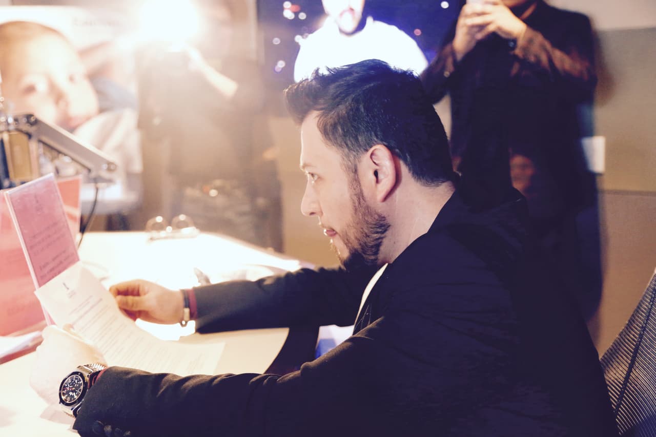 Como cada año, Roberto Tapia se unió al Radiotón de Univisión por los niños de St. Jude. Y es que para el cantante esto ya es tradición, siempre se pone la camiseta para ayudar a los pequeños que padecen esta terrible enfermedad llamada cáncer. Roberto no perdió la oportunidad de convivir con los voluntarios y alentó a los radioescuchas a donar llamando al 1-800-998-8432 ¡Dona tu también!