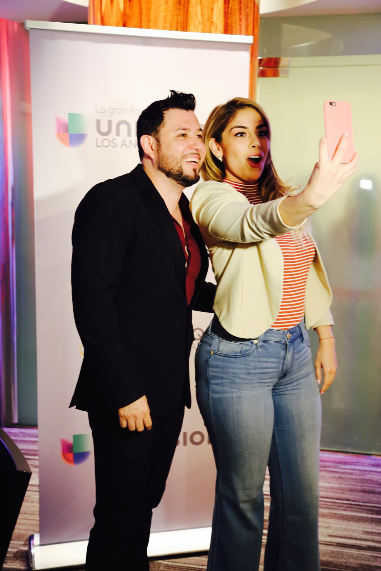 Como cada año, Roberto Tapia se unió al Radiotón de Univisión por los niños de St. Jude. Y es que para el cantante esto ya es tradición, siempre se pone la camiseta para ayudar a los pequeños que padecen esta terrible enfermedad llamada cáncer. Roberto no perdió la oportunidad de convivir con los voluntarios y alentó a los radioescuchas a donar llamando al 1-800-998-8432 ¡Dona tu también!