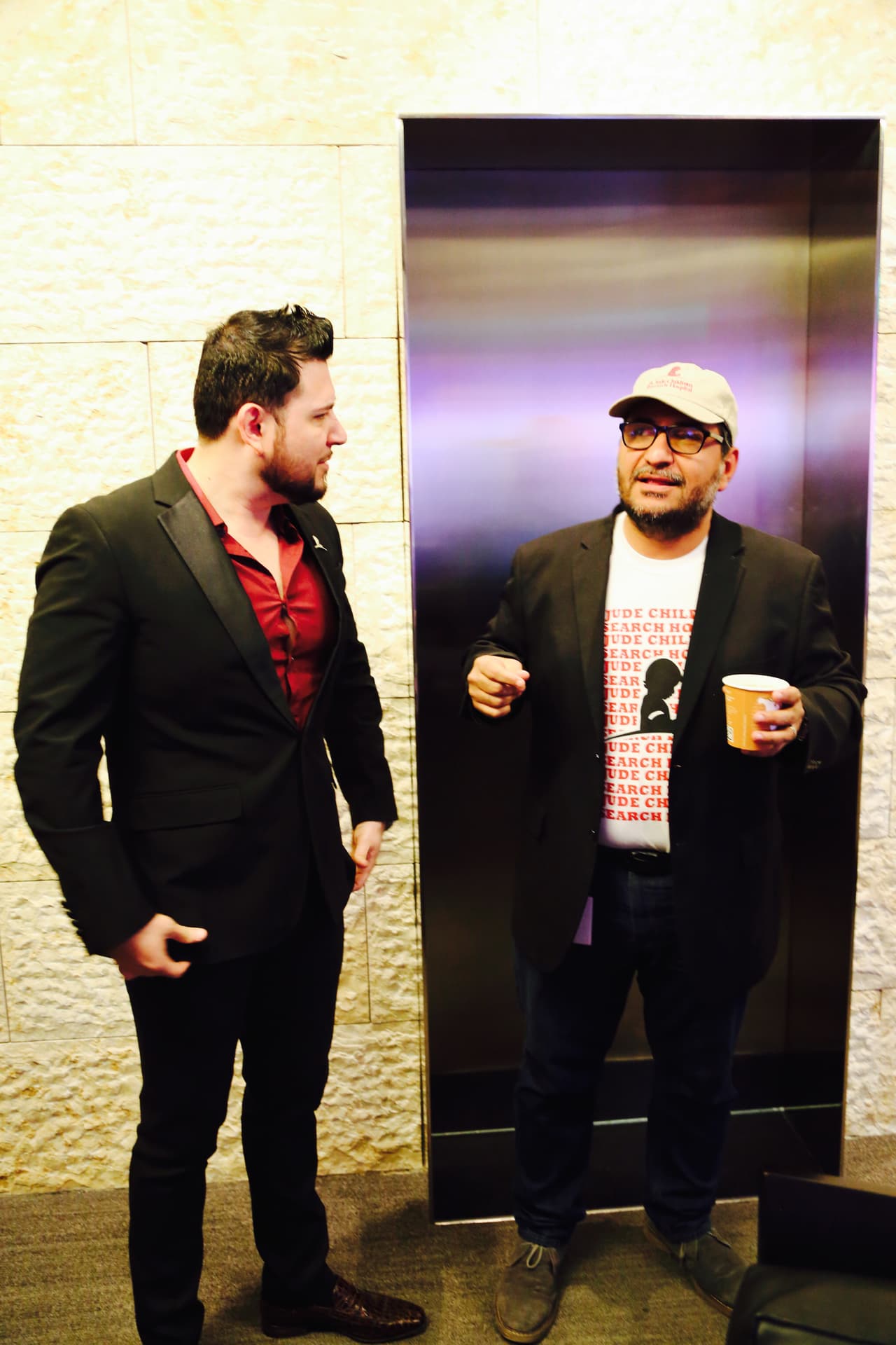 Como cada año, Roberto Tapia se unió al Radiotón de Univisión por los niños de St. Jude. Y es que para el cantante esto ya es tradición, siempre se pone la camiseta para ayudar a los pequeños que padecen esta terrible enfermedad llamada cáncer. Roberto no perdió la oportunidad de convivir con los voluntarios y alentó a los radioescuchas a donar llamando al 1-800-998-8432 ¡Dona tu también!