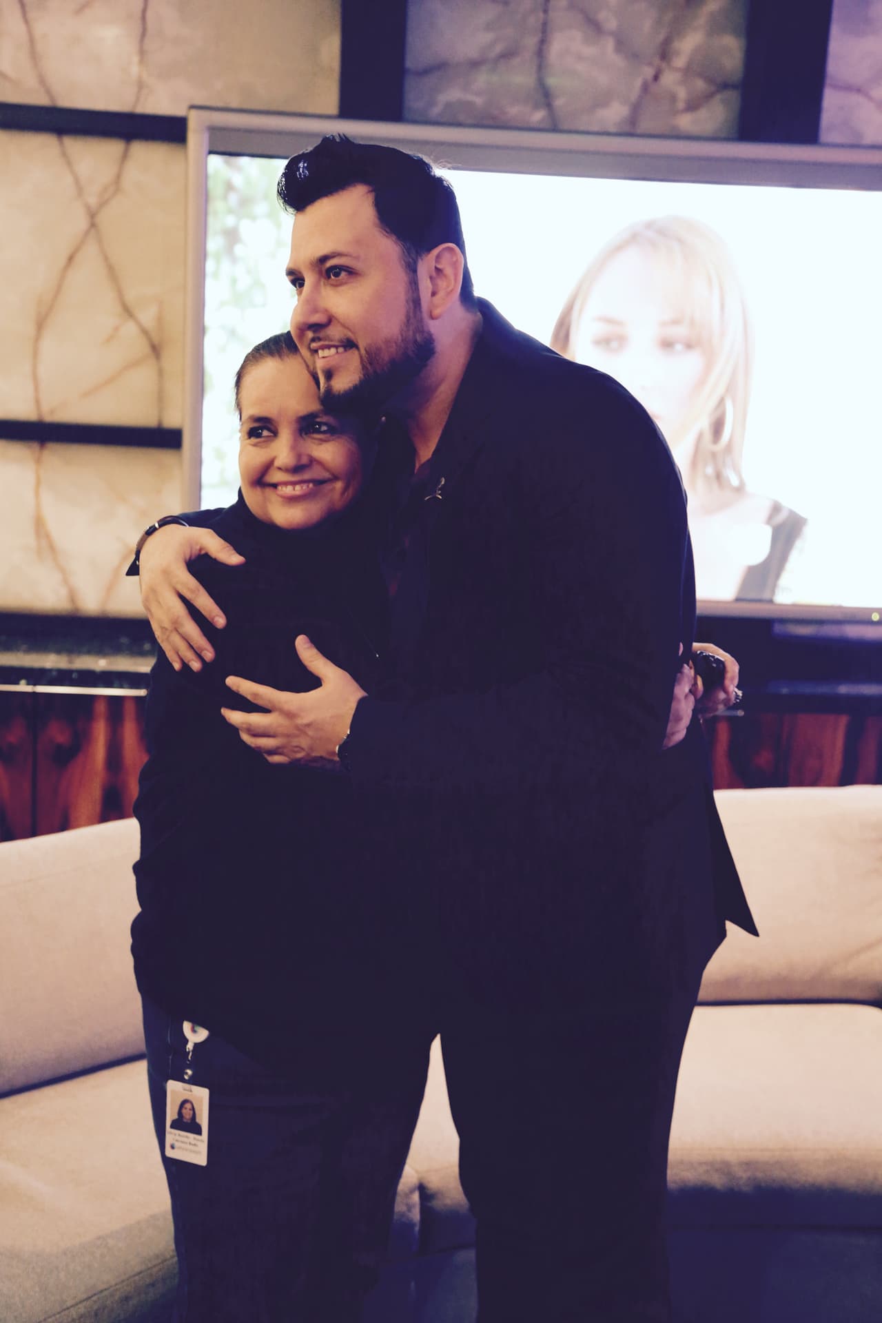 Como cada año, Roberto Tapia se unió al Radiotón de Univisión por los niños de St. Jude. Y es que para el cantante esto ya es tradición, siempre se pone la camiseta para ayudar a los pequeños que padecen esta terrible enfermedad llamada cáncer. Roberto no perdió la oportunidad de convivir con los voluntarios y alentó a los radioescuchas a donar llamando al 1-800-998-8432 ¡Dona tu también!