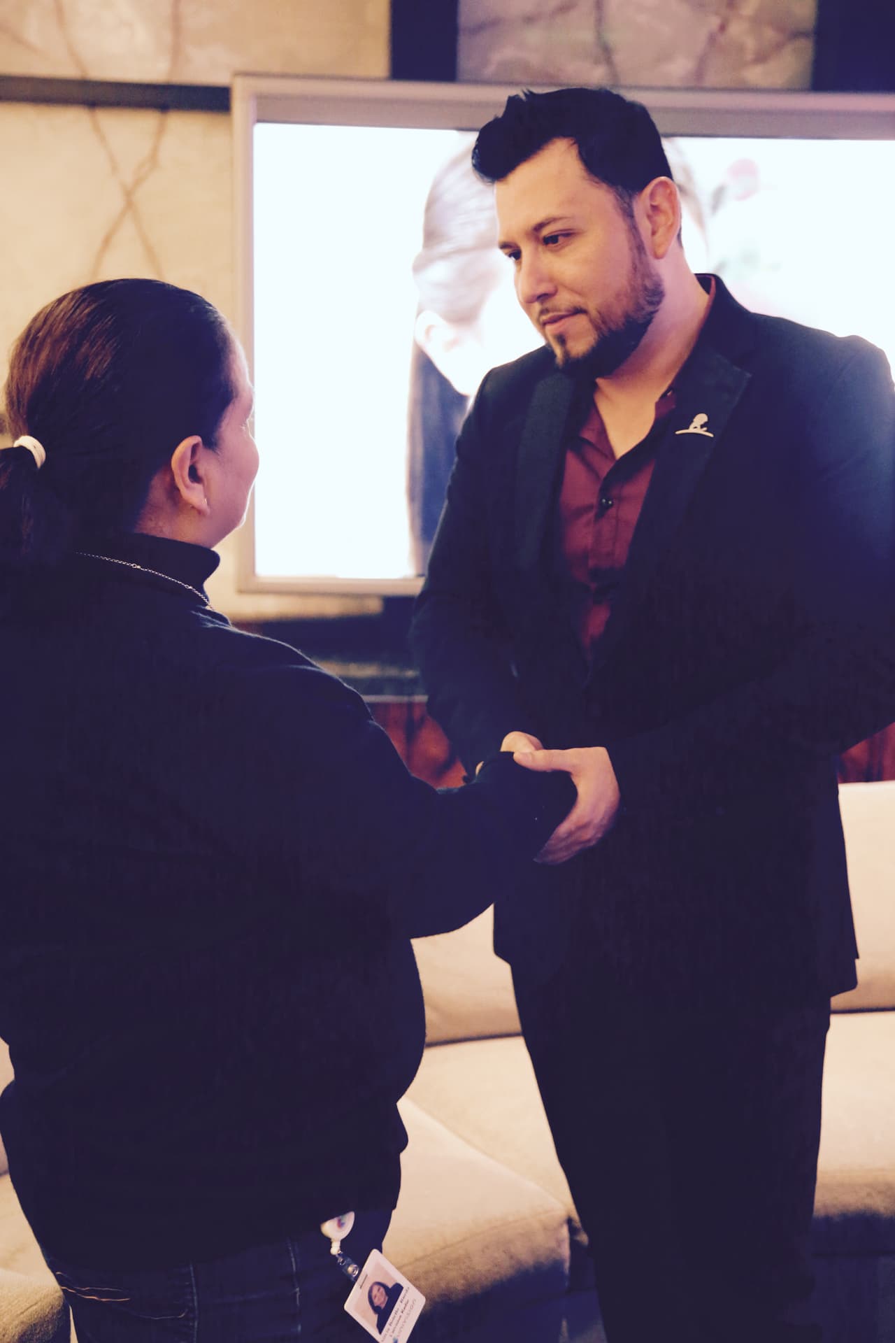 Como cada año, Roberto Tapia se unió al Radiotón de Univisión por los niños de St. Jude. Y es que para el cantante esto ya es tradición, siempre se pone la camiseta para ayudar a los pequeños que padecen esta terrible enfermedad llamada cáncer. Roberto no perdió la oportunidad de convivir con los voluntarios y alentó a los radioescuchas a donar llamando al 1-800-998-8432 ¡Dona tu también!