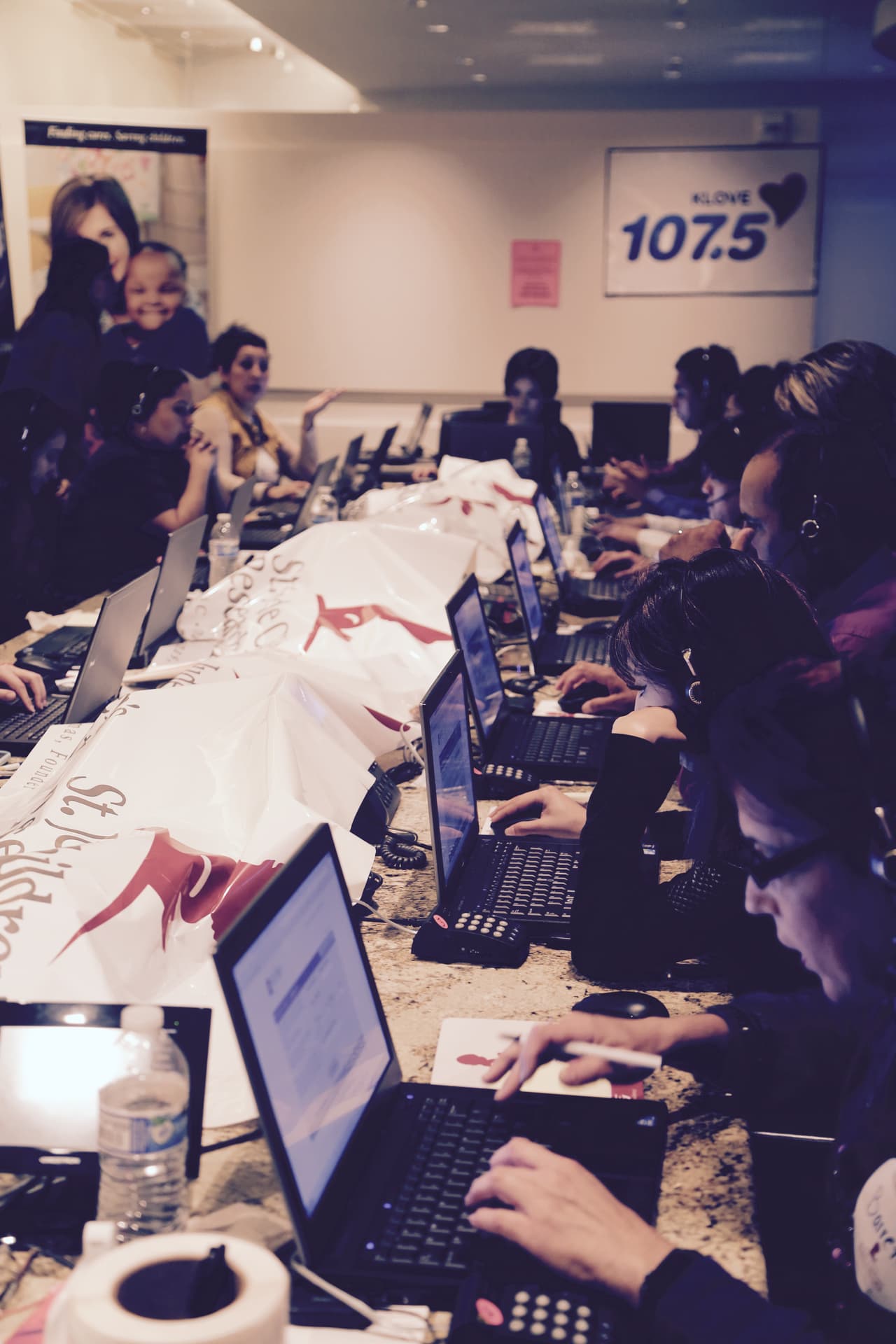 Como cada año, Roberto Tapia se unió al Radiotón de Univisión por los niños de St. Jude. Y es que para el cantante esto ya es tradición, siempre se pone la camiseta para ayudar a los pequeños que padecen esta terrible enfermedad llamada cáncer. Roberto no perdió la oportunidad de convivir con los voluntarios y alentó a los radioescuchas a donar llamando al 1-800-998-8432 ¡Dona tu también!