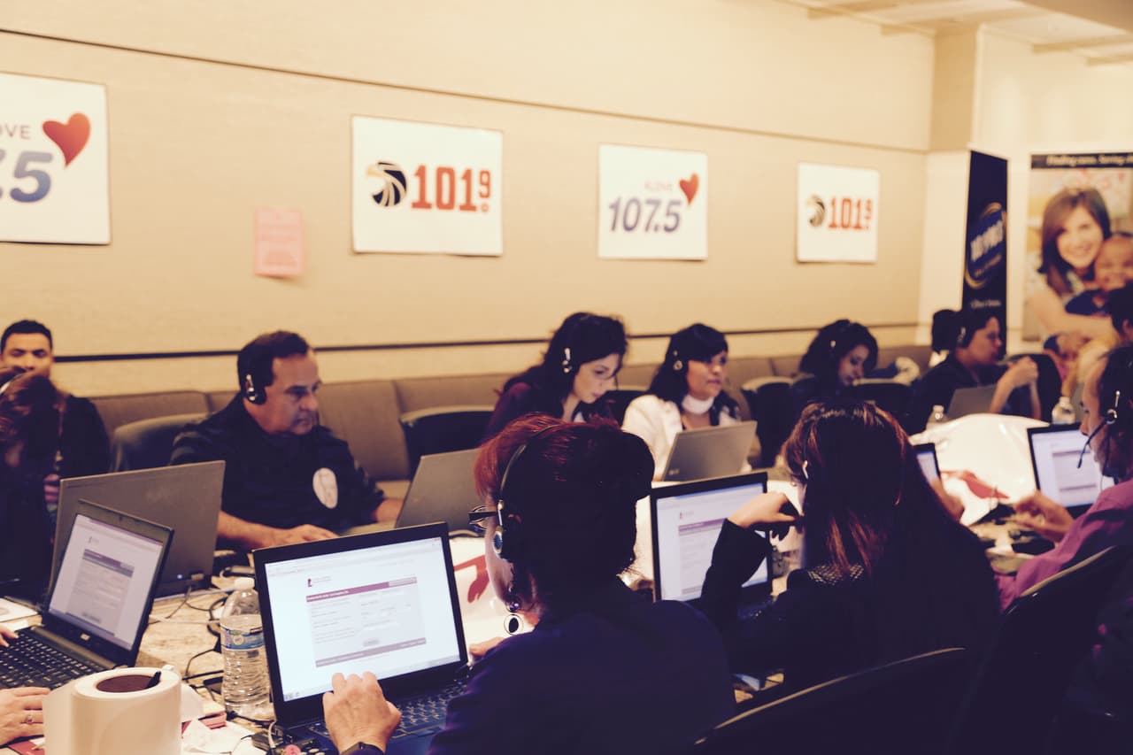 Como cada año, Roberto Tapia se unió al Radiotón de Univisión por los niños de St. Jude. Y es que para el cantante esto ya es tradición, siempre se pone la camiseta para ayudar a los pequeños que padecen esta terrible enfermedad llamada cáncer. Roberto no perdió la oportunidad de convivir con los voluntarios y alentó a los radioescuchas a donar llamando al 1-800-998-8432 ¡Dona tu también!