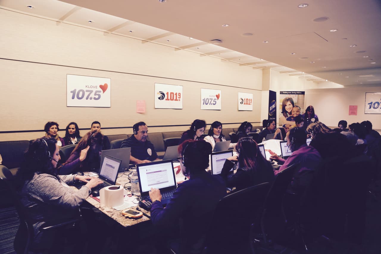 Como cada año, Roberto Tapia se unió al Radiotón de Univisión por los niños de St. Jude. Y es que para el cantante esto ya es tradición, siempre se pone la camiseta para ayudar a los pequeños que padecen esta terrible enfermedad llamada cáncer. Roberto no perdió la oportunidad de convivir con los voluntarios y alentó a los radioescuchas a donar llamando al 1-800-998-8432 ¡Dona tu también!