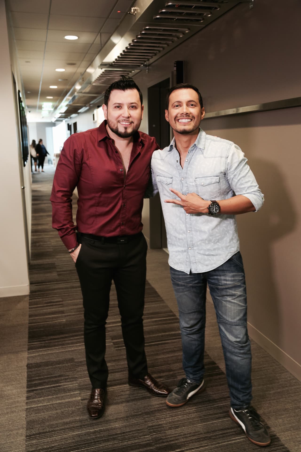 Como cada año, Roberto Tapia se unió al Radiotón de Univisión por los niños de St. Jude. Y es que para el cantante esto ya es tradición, siempre se pone la camiseta para ayudar a los pequeños que padecen esta terrible enfermedad llamada cáncer. Roberto no perdió la oportunidad de convivir con los voluntarios y alentó a los radioescuchas a donar llamando al 1-800-998-8432 ¡Dona tu también!