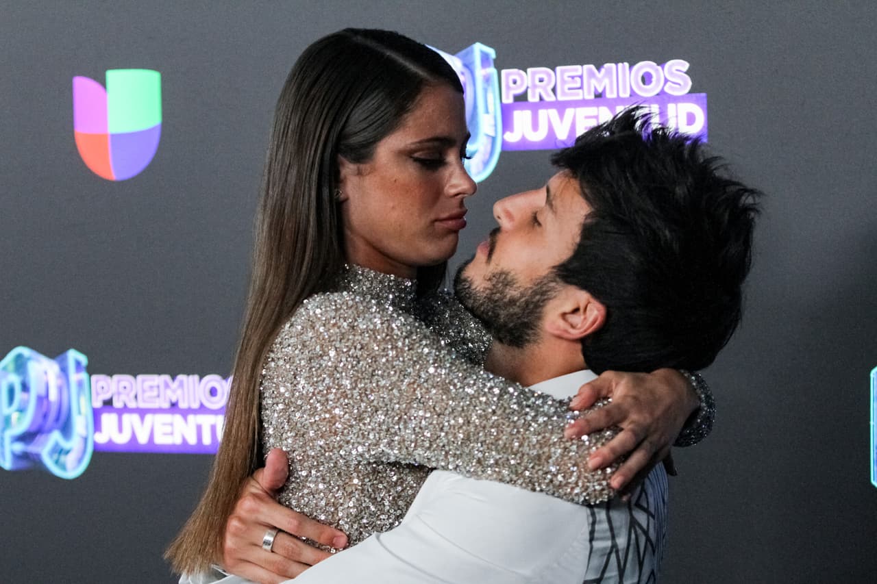 Ni qué decir de Sebastián Yatra y su novia, la también cantante argentina Tini Stoessel que desde que llegaron al Watsco Center de la Universidad de Miami se fundieron en abrazos.