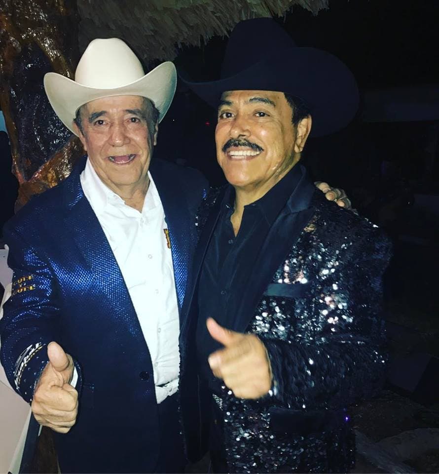 Miguel Angulo se ha convertido en un ícono dentro de la música norteña y es muy querido por sus compañeros. Aquí junto a otro ídolo del regional mexicano, Lorenzo de Monteclaro.