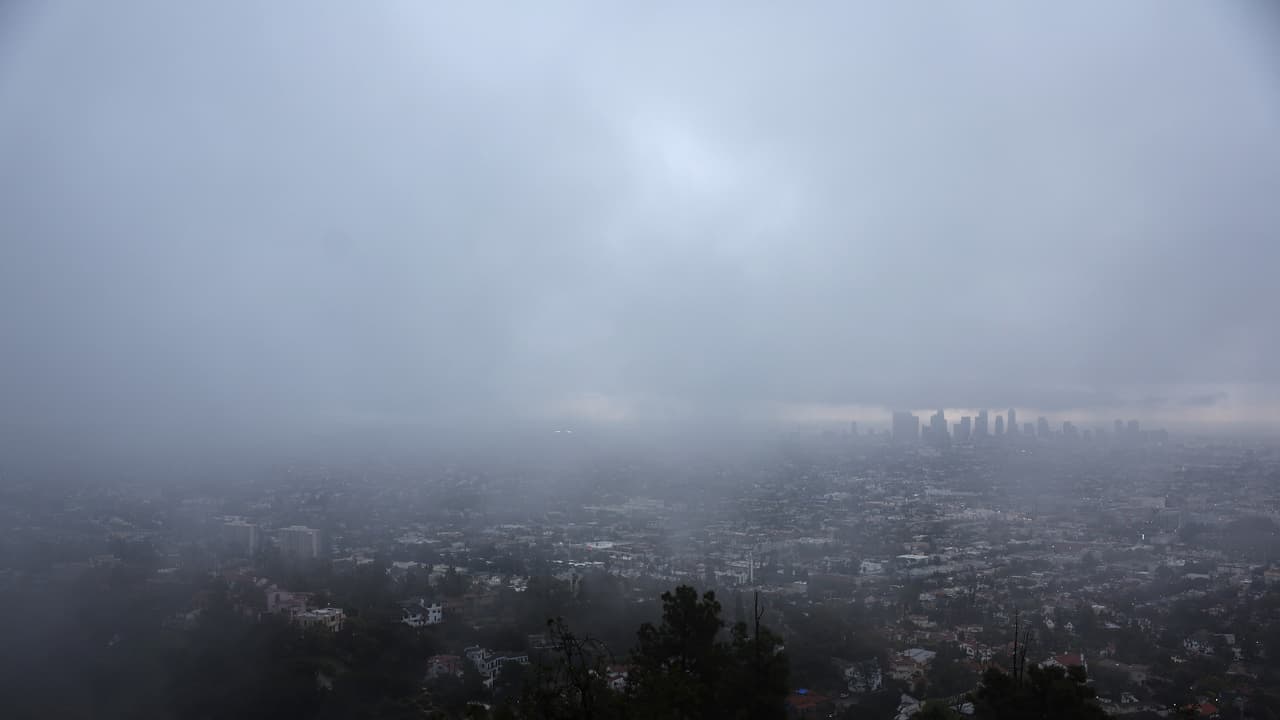 Río atmosférico se dirige al sur de California y causará fuertes lluvias; se prevén deslaves 