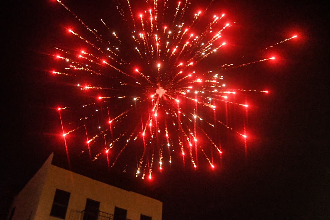 El uso de tapabocas o mascarillas es requerido en todas las actividades al aire libre de Carolina del Norte, y quienes disfruten de los fuegos artificiales, deberán hacerlo mientras mantienen una distancia de 6 pies entre otras familias.
